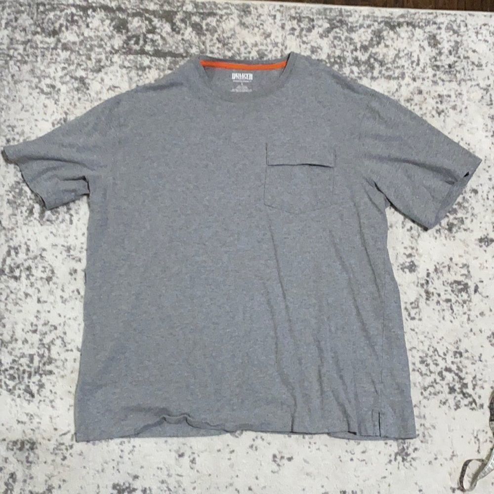 Duluth Trading‎ T-shirt with front pocket size L